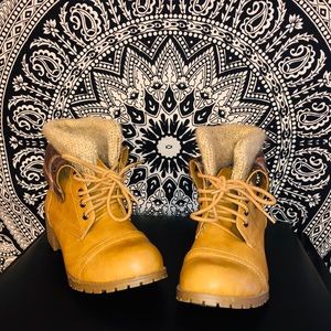 ✨Women’s Khaki/Plaid Combat Boots!